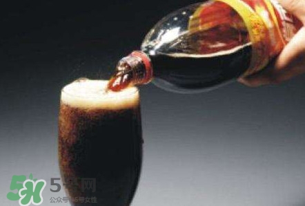 為什么喝碳酸飲料打嗝嗆鼻子？碳酸飲料為什么會(huì)冒泡