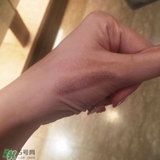 嬌蘭小黑裙007值得入嗎？嬌蘭小黑裙007唇膏口紅怎么樣？