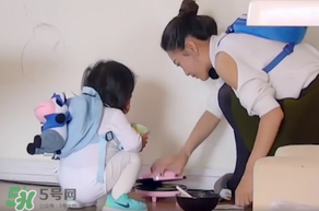 餃子的奶牛背包是什么牌子？寶寶背包應(yīng)該怎么挑選？