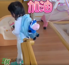 餃子的奶牛背包是什么牌子？寶寶背包應(yīng)該怎么挑選？