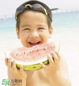 夏天寶寶能不能吃冰西瓜呢？冰西瓜寶寶能吃嗎？
