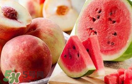 桃子和西瓜一起吃會(huì)中毒嗎？桃子和西瓜能一起吃嗎？