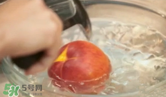 吃桃子要不要削皮？吃桃子的去皮方法