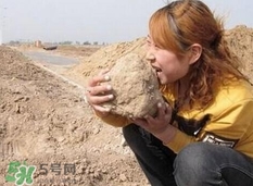 女子30年吃1噸土 異食癖是缺什么？