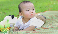夏天寶寶睡覺穿什么好？夏天寶寶睡覺能光著睡嗎？