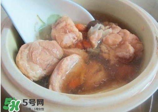 鱷魚肉燉湯要去皮嗎？鱷魚肉煲湯新鮮的好還是干的好