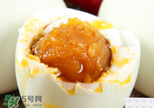 咸鴨蛋為什么會(huì)出油？咸鴨蛋為什么有油