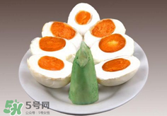 咸鴨蛋放久了還能吃嗎？咸鴨蛋放臭了還能吃嗎？