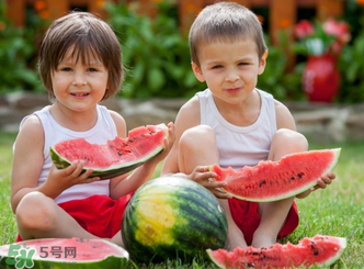 寶寶發(fā)燒時能吃西瓜嗎？寶寶咳嗽能不能吃西瓜？