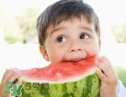 寶寶發(fā)燒時能吃西瓜嗎？寶寶咳嗽能不能吃西瓜？
