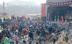 游百病是什么意思？為什么要在端午節(jié)游百?。?></p><p>四川地區(qū)的“游百病”是在正月十六，家家戶戶男女老少都要走出家門，到戶外游走散步，祈求新一年身體健康。2013年11月，四川閬中“游百病”成功申請(qǐng)“中國體育非物質(zhì)文化遺產(chǎn)保護(hù)和推廣項(xiàng)目”。</p><h3>為什么要在端午節(jié)游百病</h3><p>據(jù)說游就百病不生，不知從什么時(shí)候開始講究的，這天男不做農(nóng)活，女不做針線，做了叫“扎百病”。就是說把百病的根子扎下了，所以在天水農(nóng)村，男人趕早備足牛羊飼料，女人忙備吃的和穿的，游百病的主要去處是集鎮(zhèn)、寺廟。不去那里心中如今年白過了一般空落一般酸楚，要去也不易，山村里人要翻山越嶺，要走幾十里山路。平時(shí)忙地里忙家里，看小孩敬老人。十六是“大赦”，地里不管，家里放下，小孩拖上，老人扶上，傾家外游，不圖升官發(fā)財(cái)，圖個(gè)吉利，大人小孩百病不生。</p><p style=