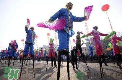 游百病是什么意思？為什么要在端午節(jié)游百?。?></p><p>男女老幼往野外游玩， 穿新衣， 在中午一時(shí)左右， 路上山上或樹下擠滿人群，手抱花草， 非?？鞓?。晚上回家將花草和水煮開洗澡，老年人稱為“游百病”及“洗百病”，不出去游百病及洗百病的人，一年到頭就不會(huì)獲得吉利。</p><h3>哪些地方舉行游百病</h3><p>“游百病”流行甚廣，在四川、陜西、貴州等地都有較大的影響力，是通過四處游走散步祈求身體健康的一種傳統(tǒng)民俗活動(dòng)。2013年，四川閬中“游百病”成功申請(qǐng)“中國體育非物質(zhì)文化遺產(chǎn)”，讓全國人民對(duì)“游百病”有了初步的了解，但事實(shí)上 ，“游百病”在各地區(qū)是不盡相同的。</p><p>四川閬中市的游百病活動(dòng)是在每年的正月十六舉行。這一天，家家戶戶都會(huì)走到戶外，或游走，或登高，以祈禱來年百病消。</p><p style=