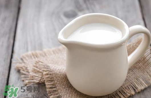 胃脹氣可以喝牛奶嗎？胃脹氣喝牛奶會(huì)怎樣？