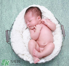 嬰兒吃藥后多久可以吃奶？嬰兒吃藥后多久可以喝奶粉？