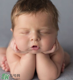 嬰兒吃藥后多久可以吃奶？嬰兒吃藥后多久可以喝奶粉？