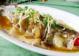 鱸魚(yú)怎么做好吃又簡(jiǎn)單？清蒸鱸魚(yú)的做法