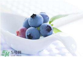 藍莓和牛奶可以一起吃嗎？吃完藍莓可以喝牛奶嗎？