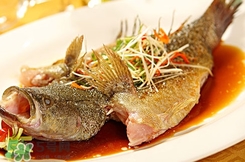 鱸魚(yú)怎么做好吃又簡(jiǎn)單？清蒸鱸魚(yú)的做法