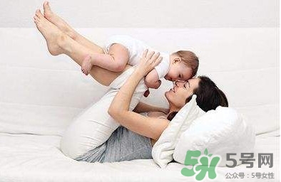 母乳喂養(yǎng)要喂水嗎？純母乳喂養(yǎng)要不要喂水？