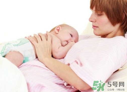 母乳喂養(yǎng)要喂水嗎？純母乳喂養(yǎng)要不要喂水？