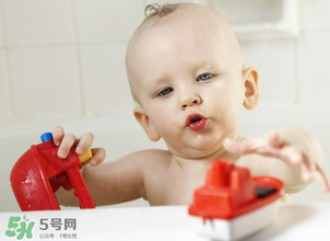 嬰兒浴盆是帶浴網(wǎng)還還是帶浴板好？嬰兒浴盆什么款式好？
