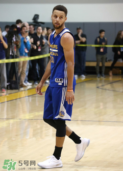 under armour curry 4 low低幫版白金配色上腳怎么樣？