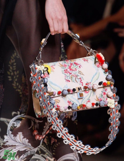 fendi kan i多少錢？芬迪kan i包包國內(nèi)專柜價格