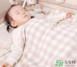 夏天寶寶發(fā)燒能開空調(diào)嗎？寶寶發(fā)燒能不能吹空調(diào)？