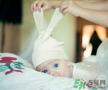 寶寶發(fā)燒是用熱毛巾還是冷毛巾敷？寶寶發(fā)燒用什么毛巾敷？