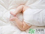 寶寶發(fā)燒是用熱毛巾還是冷毛巾敷？寶寶發(fā)燒用什么毛巾敷？