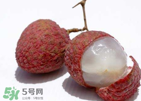 吃泡藥水的荔枝會得??？吃藥水的荔枝會得手足口?。?></p><p>1——2天后，孩子的手上、腳上、臀部和口腔內(nèi)頰部、舌、口唇內(nèi)側(cè)等處可出現(xiàn)紅色斑點(diǎn)，斑點(diǎn)逐漸發(fā)展成為皰疹，皰疹破潰后形成潰瘍，疼痛異常，因此，患手足口病的孩子常因嘴痛而影響吃奶、吃飯、哭鬧不安。</p><p>絕大多數(shù)患兒的皰疹在3——4天后，可自行消退，不留痂，也不脫屑而痊愈，無并發(fā)癥者一周左右即可治愈，預(yù)后良好。</p><p>極少數(shù)患兒出現(xiàn)呼吸系統(tǒng)、中樞神經(jīng)系統(tǒng)損害，引起心肌炎、肺水腫等。個別重癥患兒病情進(jìn)展快，導(dǎo)致死亡。</p><p>目前對手足口病尚無特異的治療方法，臨床主要是對癥治療。若小兒有發(fā)熱時，多喝水，體溫大于38.5℃也可口服退熱藥。保持局部清潔，避免細(xì)菌的繼發(fā)感染；對破潰處，可用金霉素魚肝油以減輕疼痛及促使糜爛面早日愈合。</p>		</div>
<div align=