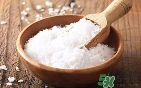 食鹽發(fā)藍(lán)怎么回事？食鹽中一般會添加什么食品添加劑