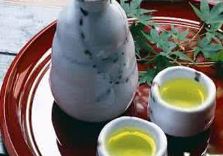 竹葉青酒不能和什么一起吃？喝竹葉青酒要注意什么？
