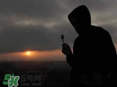 抑郁癥會導(dǎo)致生活不能自理嗎？抑郁癥會引起什么病
