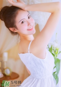 化完妝臉上出油是什么原因？化完妝臉上出油怎么辦？