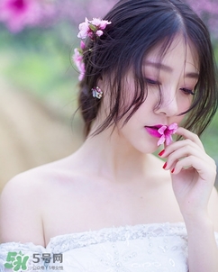 化完妝臉上出油是什么原因？化完妝臉上出油怎么辦？