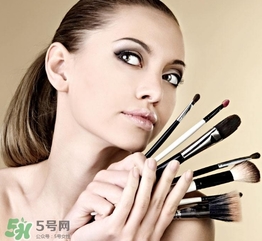 化妝后臉癢是怎么回事？化妝后臉癢怎么辦？