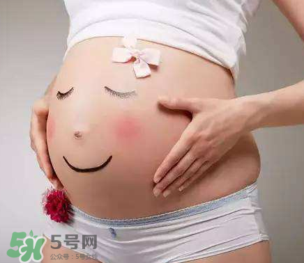 妊娠紋到底是怎么樣形成的？妊娠紋形成的原因是什么