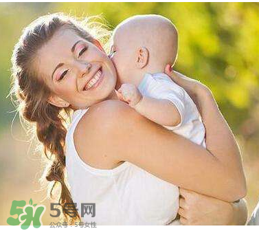 孕婦洗頭可以用護(hù)發(fā)素嗎？孕婦洗頭要不要用護(hù)發(fā)素？