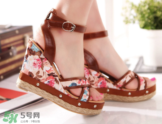 夏天穿涼鞋腳出汗怎么辦？夏天穿涼鞋腳臭怎么辦？