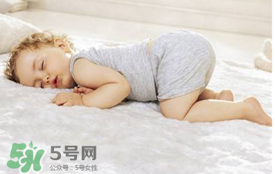 什么時(shí)候給寶寶剪指甲？寶寶多大可以剪指甲？