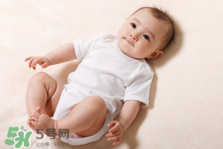 母乳喂養(yǎng)胸部一大一小怎么辦？母乳喂養(yǎng)會導(dǎo)致胸不對稱嗎？