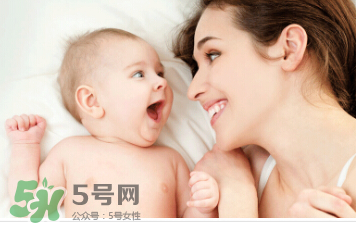 母乳喂養(yǎng)胸部一大一小怎么辦？母乳喂養(yǎng)會導(dǎo)致胸不對稱嗎？