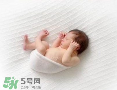 新生兒能用母乳洗臉嗎？新生兒能用母乳擦臉嗎？
