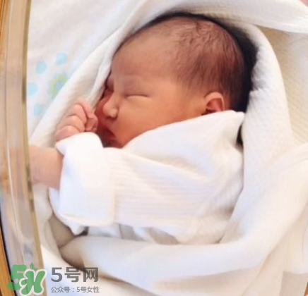 新生兒能用母乳洗臉嗎？新生兒能用母乳擦臉嗎？