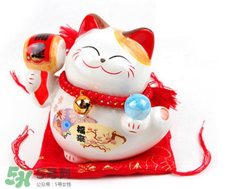 招財(cái)貓有什么講究？招財(cái)貓左手招什么右手招什么？