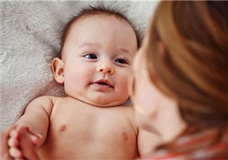 母乳喂養(yǎng)胸部一大一小怎么辦？母乳喂養(yǎng)會導(dǎo)致胸不對稱嗎？