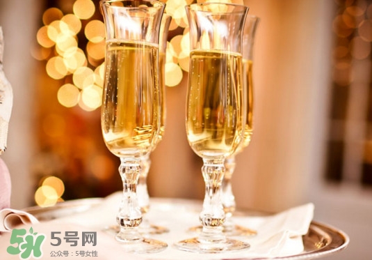 香檳是什么做成的？香檳有甜味的嗎