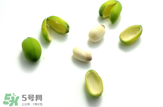 蓮蓬子中間的芯能吃嗎？蓮蓬子的功效與作用
