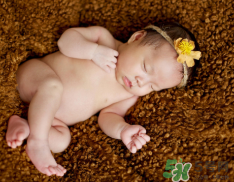 新生兒吃母乳一次吃多久？新生兒吃母乳一次十分鐘正常嗎？